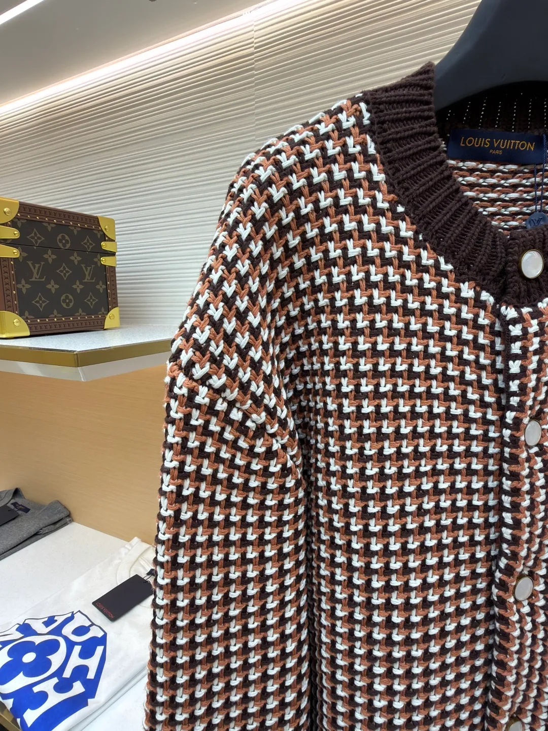 LOUIS VUITTON Thick needle houndstooth color block jacquard pearl button knitted cardigan ●Item number: 1682237-B95 ●Material: wool blended fabric ●Technology: knitted jacquard production ●Color: pattern ●Version: fitted version ●Weight: about 1220 grams ●Size: S-M-L-XL ●Description: This houndstooth knitted cardigan is woven with worsted wool blended yarn. It uses double-ply threading technology to make the yarn tighter. It uses yarn-dyed jacquard technology to create a classic houndstooth pattern. The pattern is clear and symmetrical, with natural color transitions and is not easy to fade. The body of the garment uses a four-knit knitting process. The fabric has high density, good elasticity, and good warmth retention and anti-pilling properties. The neckline, cuffs and hem are designed with ribbed edges and are made of high-elastic spandex blended ribs, which will not easily loosen and deform after long-term wear. The placket is equipped with matte mother-of-pearl buttons, which are hand-polished and polished for a warm texture. The overall design adopts three-dimensional tailoring, and the stitching between the shoulders and body uses embedded clip technology. The stitching is smooth and has no bulges. The spacing of each stitch is precisely controlled, and the exquisite knitting craftsmanship and ingenuity are displayed in every detail. The overall wiring is straight and delicate, the fabric is comfortable and soft, and the color is consistent without color difference. It can be matched with the same style to create a fashionable look and control various occasions. Customized accessories, complete with three standards, same style for men and women!